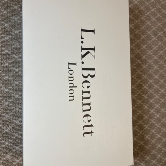 LK  Bennett Floret Black Patent Pump Size 6.5  (36.5 EU) - Picture 5 of 7